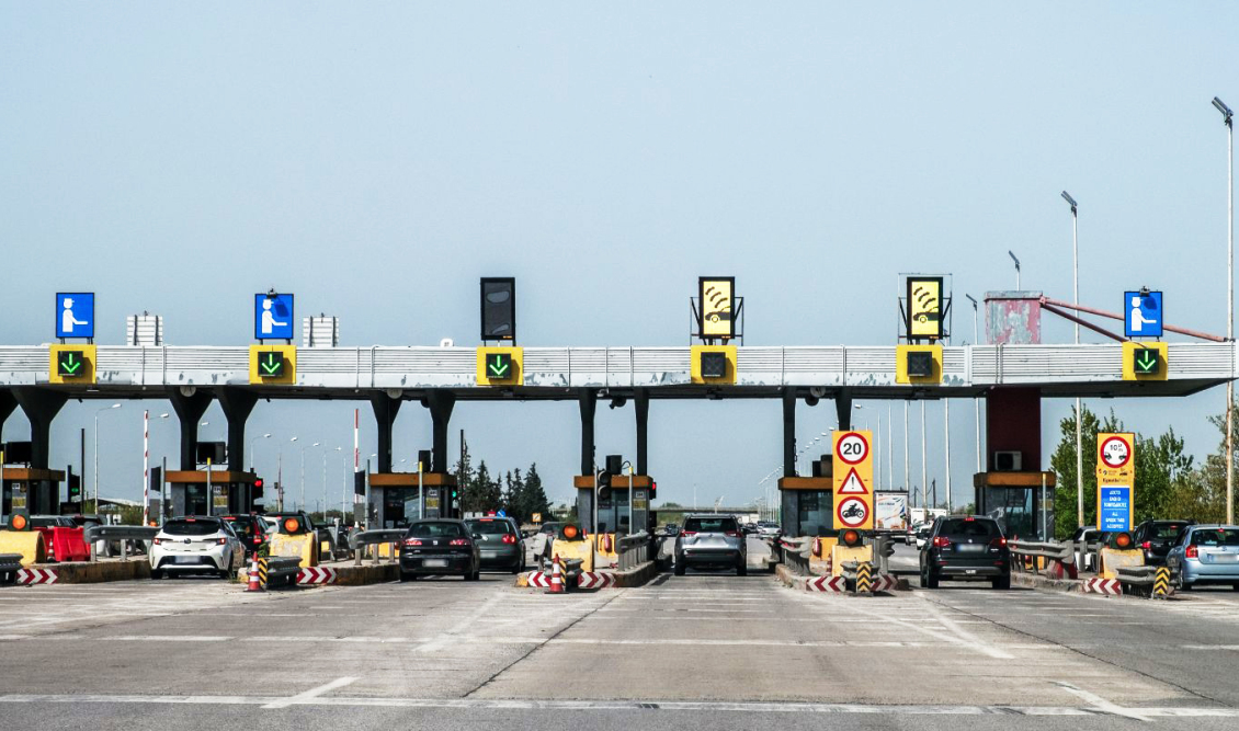 Ιωάννινα: Φορτηγό έπεσε πάνω σε μπάρες διοδίων – Αποκοιμήθηκε ο οδηγός (φωτο)