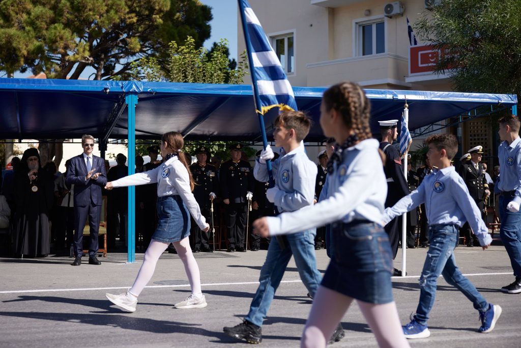 Παρέλαση 28ης Οκτωβρίου: Τι ισχύει για την επιλογή σημαιοφόρων και παραστατών σε Δημοτικά, Γυμνάσια και Λύκεια