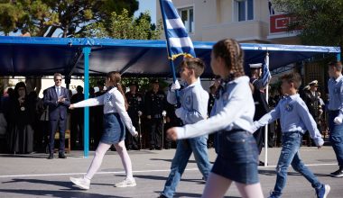 Παρέλαση 28ης Οκτωβρίου: Τι ισχύει για την επιλογή σημαιοφόρων και παραστατών σε Δημοτικά, Γυμνάσια και Λύκεια