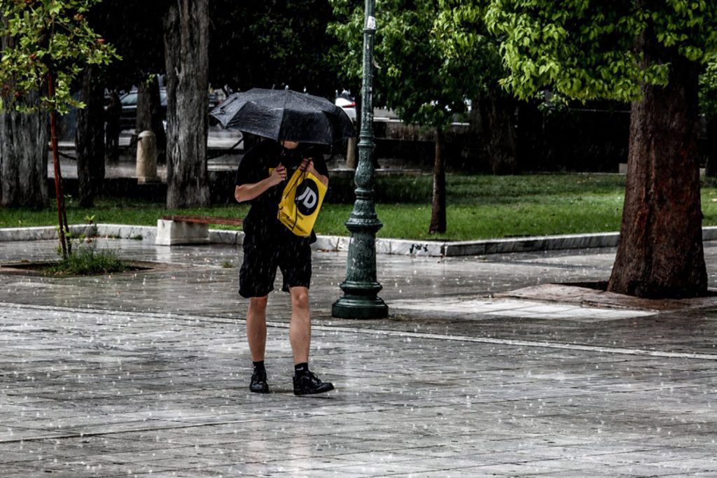 Φθινοπωρινός ο καιρός αύριο – Τοπικές βροχές και πτώση της θερμοκρασίας