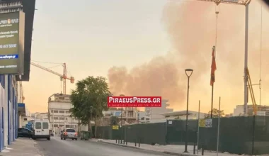 Φωτιά ξέσπασε σε εγκαταλελειμμένο κτίριο στον Πειραιά: Προειδοποιητικό μήνυμα λόγω του καπνού – «Κλείστε πόρτες και παράθυρα» (upd)