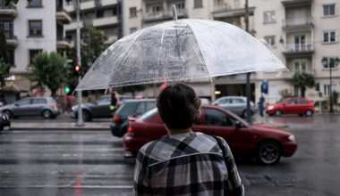 Φθινοπωρινός ο καιρός σήμερα – Τοπικές βροχές μέχρι το μεσημέρι και νέα πτώση της θερμοκρασίας