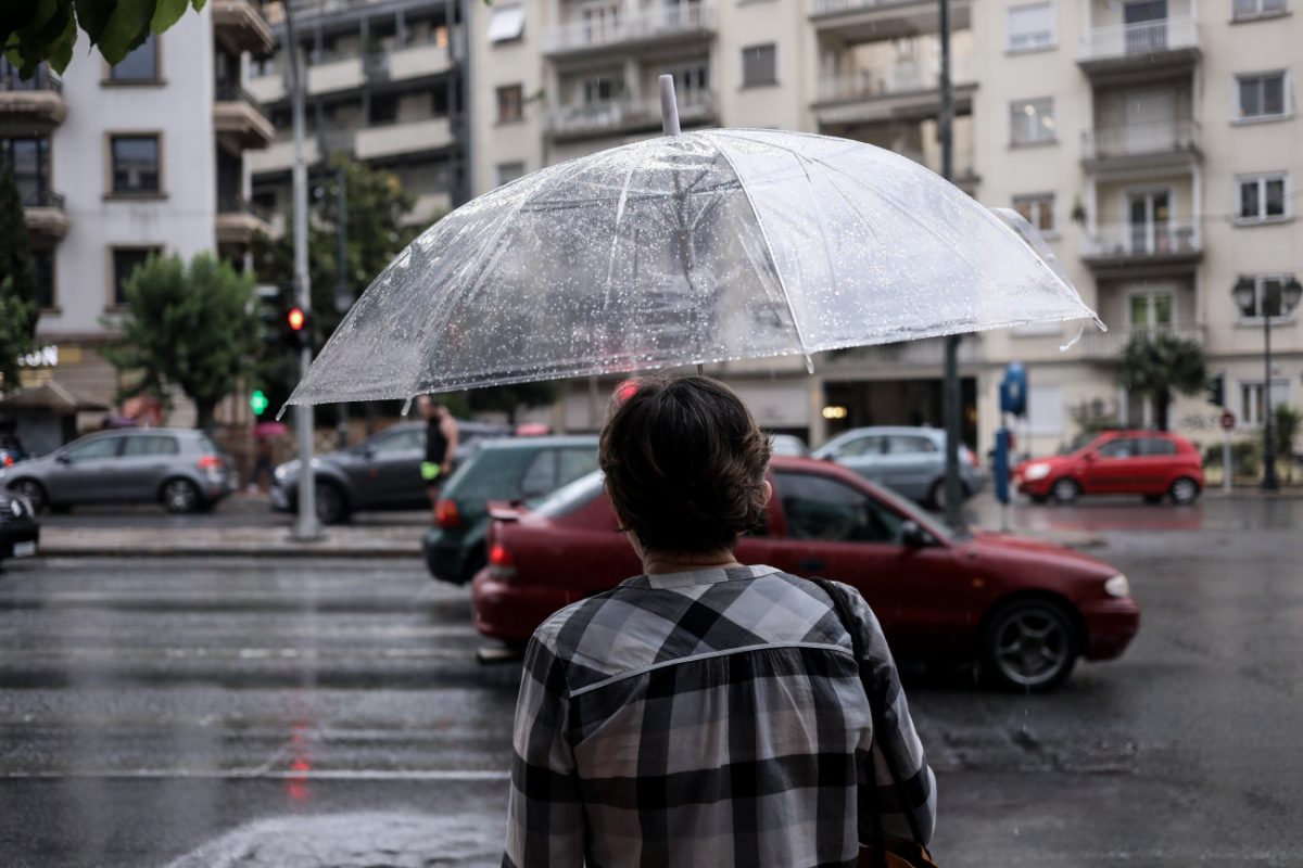 Φθινοπωρινός ο καιρός σήμερα – Τοπικές βροχές μέχρι το μεσημέρι και νέα πτώση της θερμοκρασίας