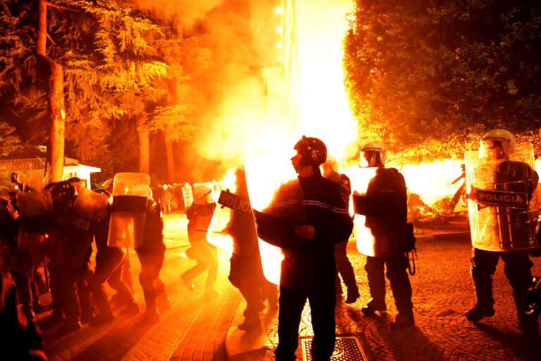 Αλβανία: Επεισόδια σε αντικυβερνητική διαδήλωση στα Τίρανα – Ζητούν την παραίτηση Ε.Ράμα