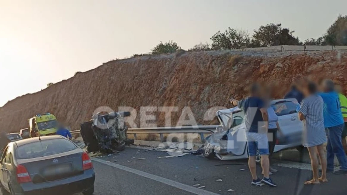 Μία νεκρή έπειτα από σφοδρή μετωπική σύγκρουση οχημάτων στον ΒΟΑΚ Κρήτης (φωτο) 