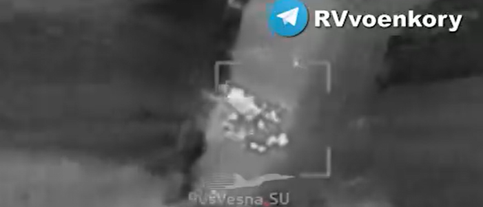 Ρωσικό drone FPV χτυπά ουκρανικό οβιδοβόλο κοντά στη Νοβοϊβανίβκα (βίντεο)