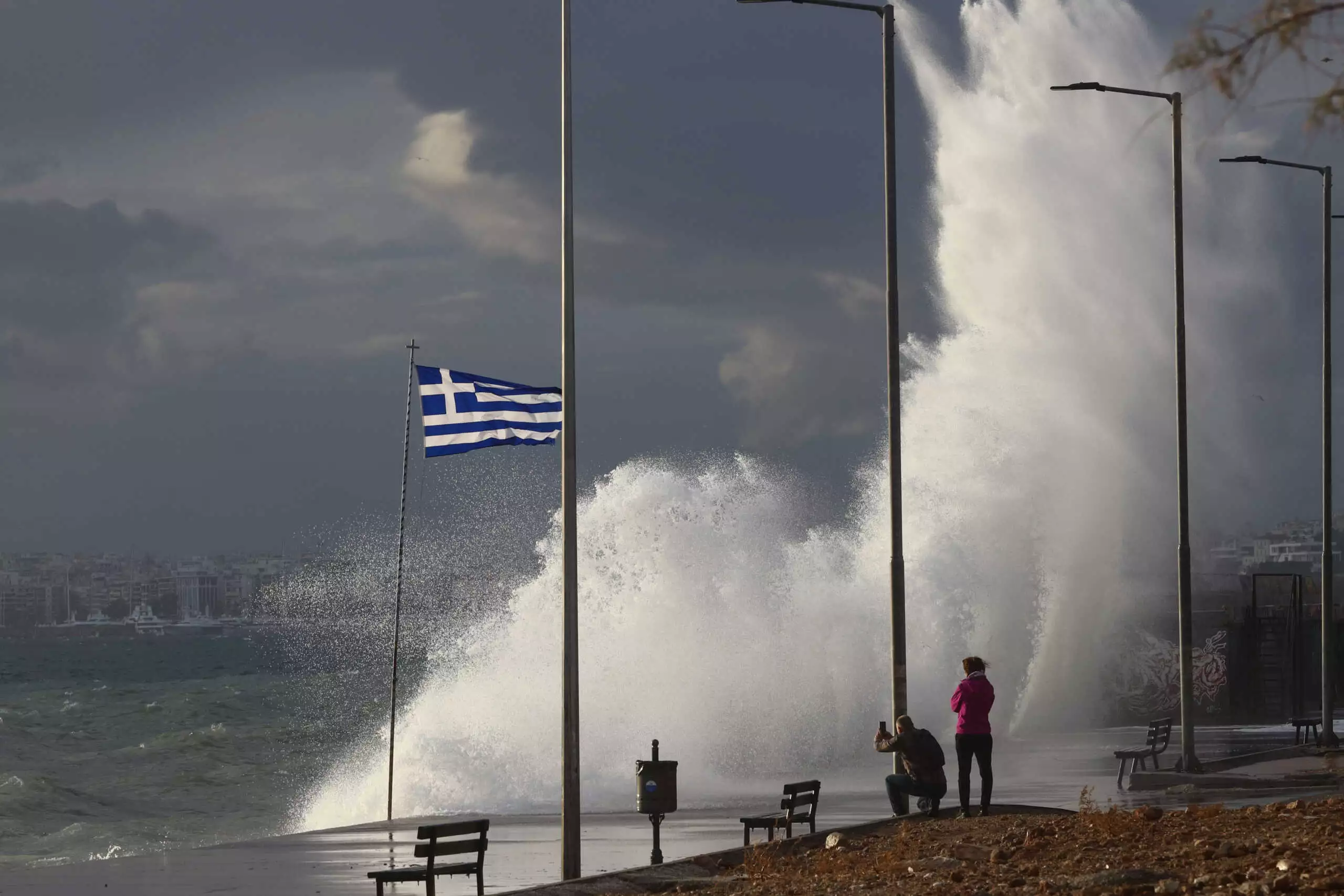 Καιρός: Έρχεται ο «Ωμέγα Εμποδιστής» και φέρνει ισχυρούς βοριάδες και πτώση της θερμοκρασίας