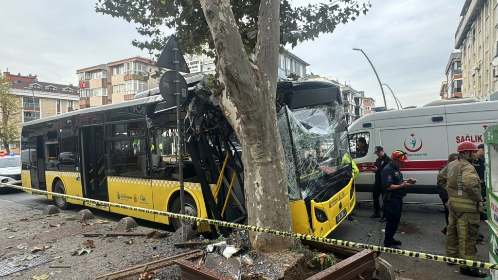 Τροχαίο ατύχημα στην Κωνσταντινούπολη: Λεωφορείο «καρφώθηκε» σε δέντρο – 8 τραυματίες (βίντεο)