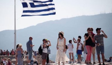 Eurostat: Πρωταθλητές Ευρώπης οι Έλληνες στο να ξοδεύουν τα λιγότερα χρήματα για τις διακοπές τους