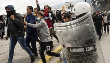 Αποσβολωμένη τουρίστρια από  σύνθημα σε τοίχο στην Αθήνα: “Ευπρόσδεκτοι οι πρόσφυγες – Τουρίστες go home”