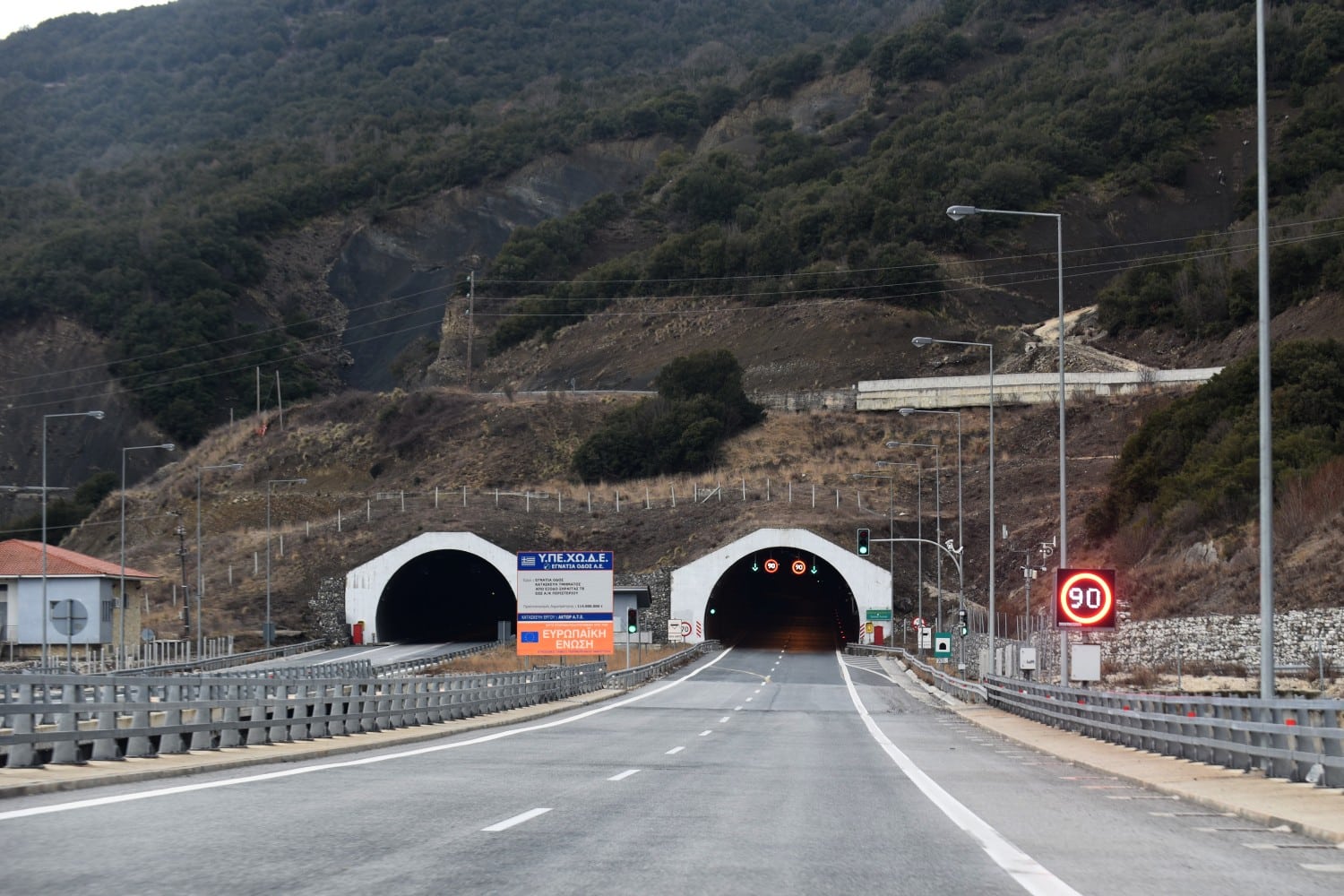 Εγνατία Οδός: Συνελήφθησαν δύο άτομα που μετέφεραν 82 κιλά κάνναβης σε… ταξί