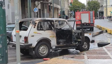 Αθήνα: Φωτιά σε αυτοκίνητο στο κέντρο της πόλης – Κάηκε ολοσχερώς (βίντεο)