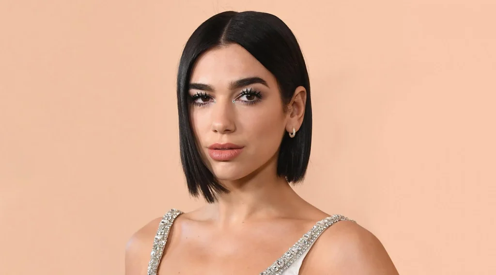 Dua Lipa: Η αποκαλυπτική εμφάνιση με δερμάτινο φόρεμα και διχτυωτό καλσόν στο «Rock Hall 2024» (φωτο)