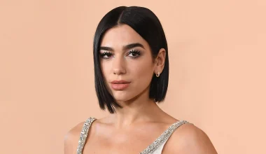 Dua Lipa: Η αποκαλυπτική εμφάνιση με δερμάτινο φόρεμα και διχτυωτό καλσόν στο «Rock Hall 2024» (φωτο)