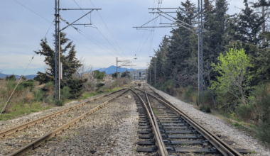 Μηχανοδηγός στην Ξάνθη σταμάτησε το τρένο για να περάσουν τα αυτοκίνητα από την διάβαση