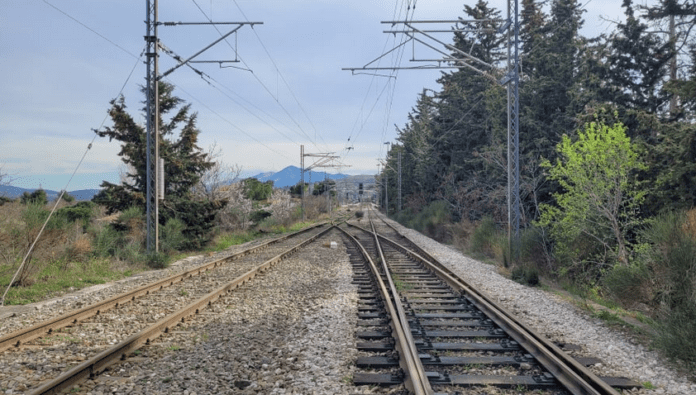 Μηχανοδηγός στην Ξάνθη σταμάτησε το τρένο για να περάσουν τα αυτοκίνητα από την διάβαση