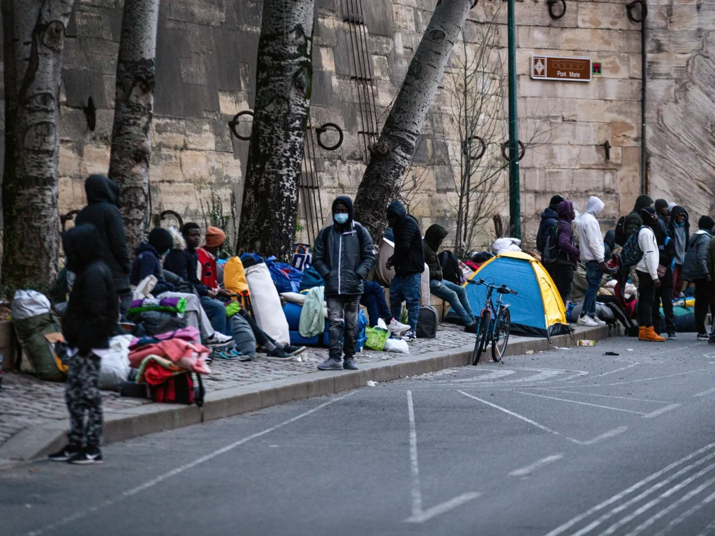 Μετανάστης παρενοχλεί νεαρή Γαλλίδα – Τρομαγμένη η κοπέλα