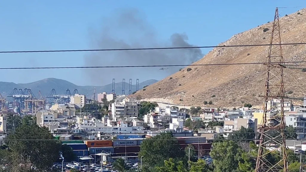 Πέραμα: Υπό μερικό έλεγχο η φωτιά σε εγκαταλελειμμένο κτήριο (upd)