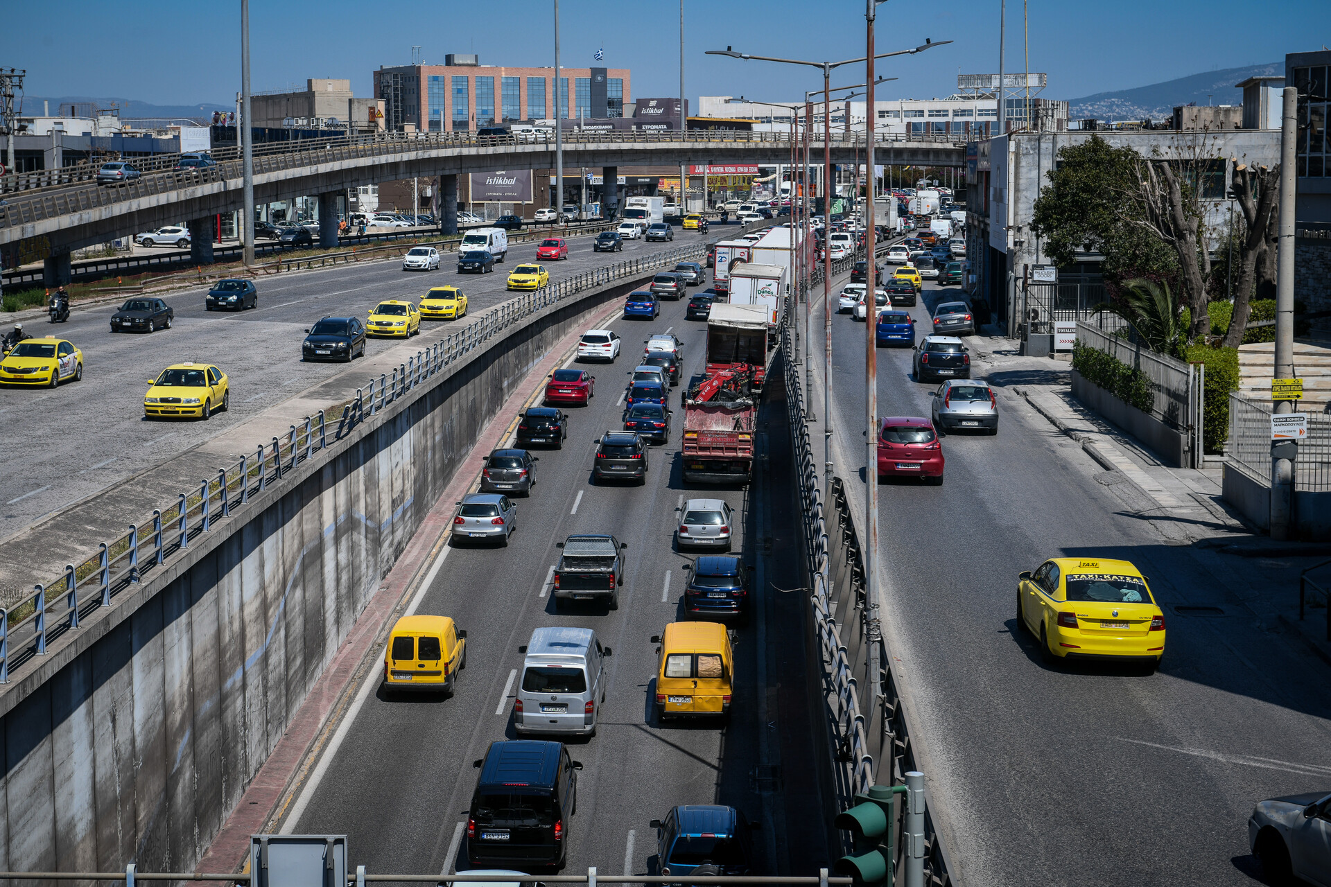 Κυκλοφοριακό «χάος» στους δρόμους της Αττικής – Πού υπάρχει μποτιλιάρισμα (χάρτης)