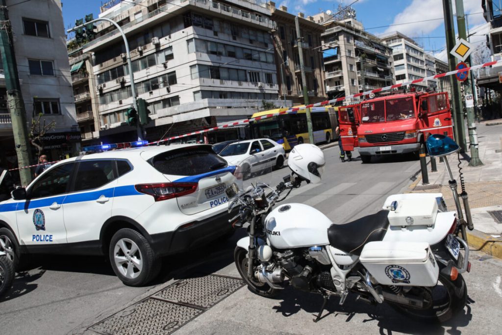 Περιστέρι: Η αστυνομία κατάφερε να βγάλει μετά από 4 ώρες τον άνδρα που είχε «ταμπουρωθεί» σε σπίτι ψυχιάτρου