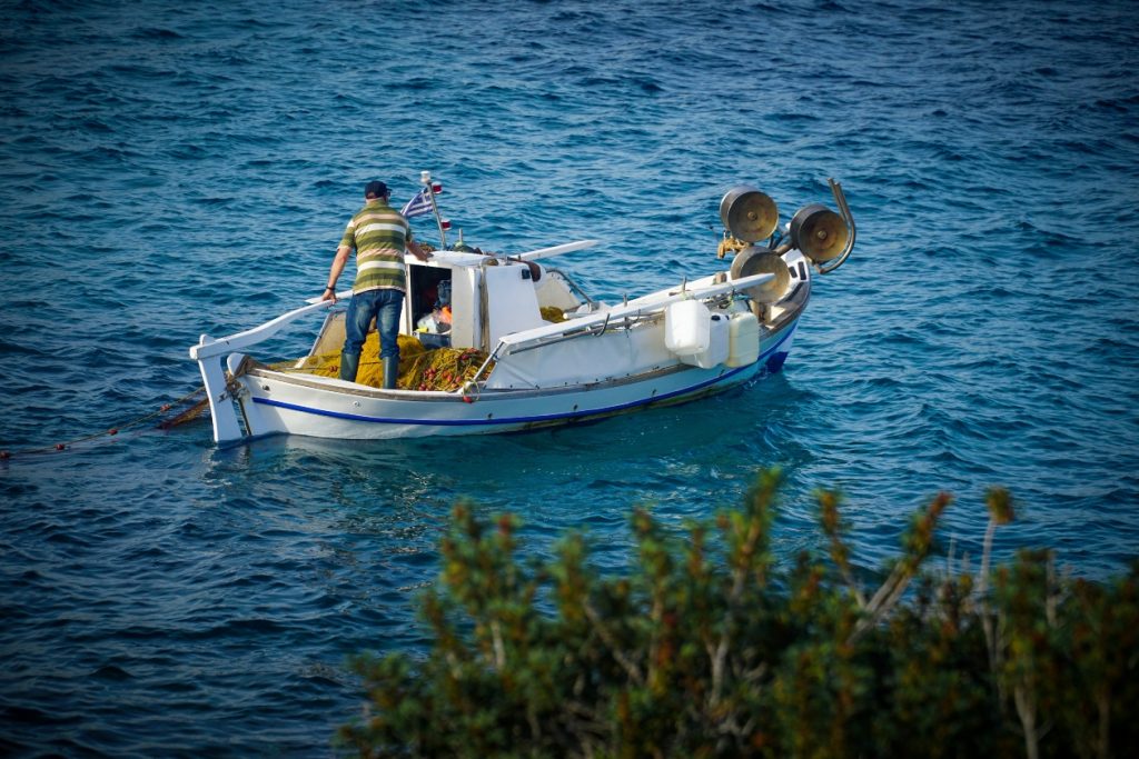 Πήλιο: Ποινή φυλάκισης σε ψαρά που βρήκε δύτη χωρίς τις αισθήσεις του στα δίχτυα και τον έριξε ξανά στη θάλασσα