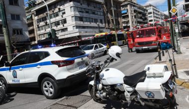 Περιστέρι: Η αστυνομία κατάφερε να «βγάλει» μετά από 4 ώρες τον άνδρα που είχε «ταμπουρωθεί» σε σπίτι ψυχιάτρου