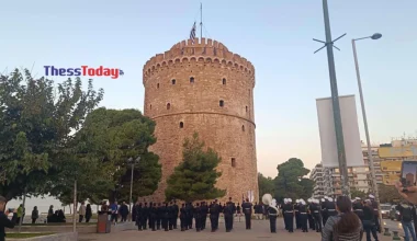 Θεσσαλονίκη: Ατμόσφαιρα υπερηφάνειας στην έπαρση της σημαίας στον Λευκό Πύργο (βίντεο)