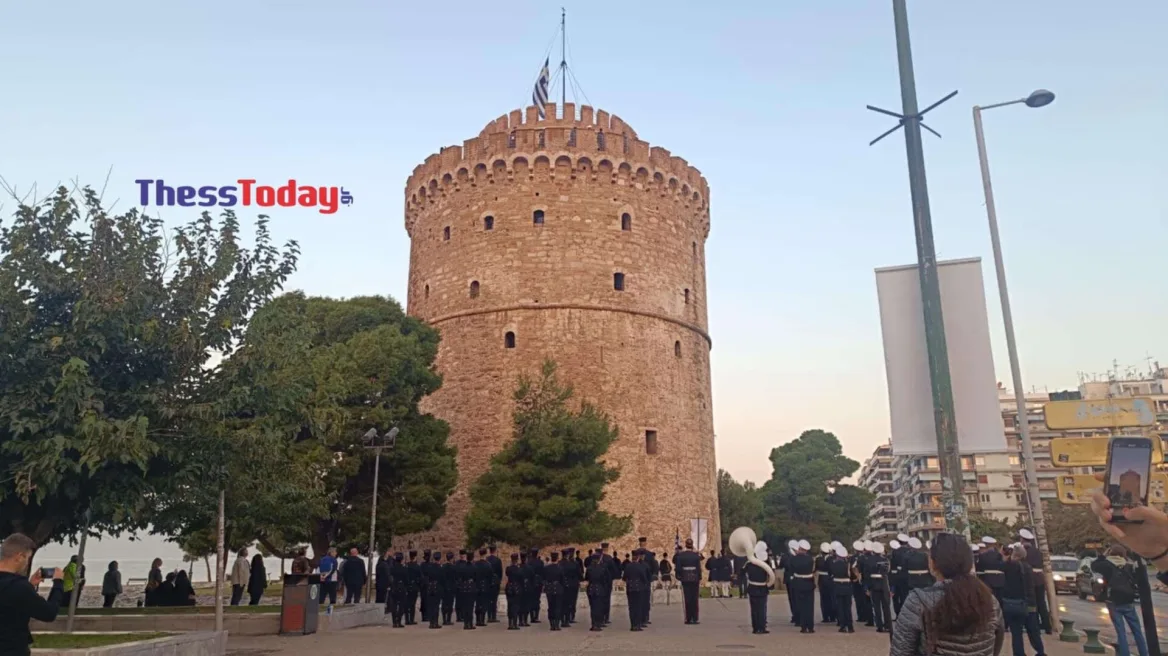 Θεσσαλονίκη: Ατμόσφαιρα υπερηφάνειας στην έπαρση της σημαίας στον Λευκό Πύργο (βίντεο)