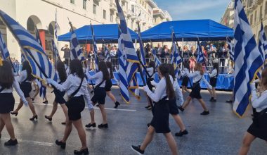 Σε εξέλιξη η μαθητική παρέλαση στη Θεσσαλονίκη