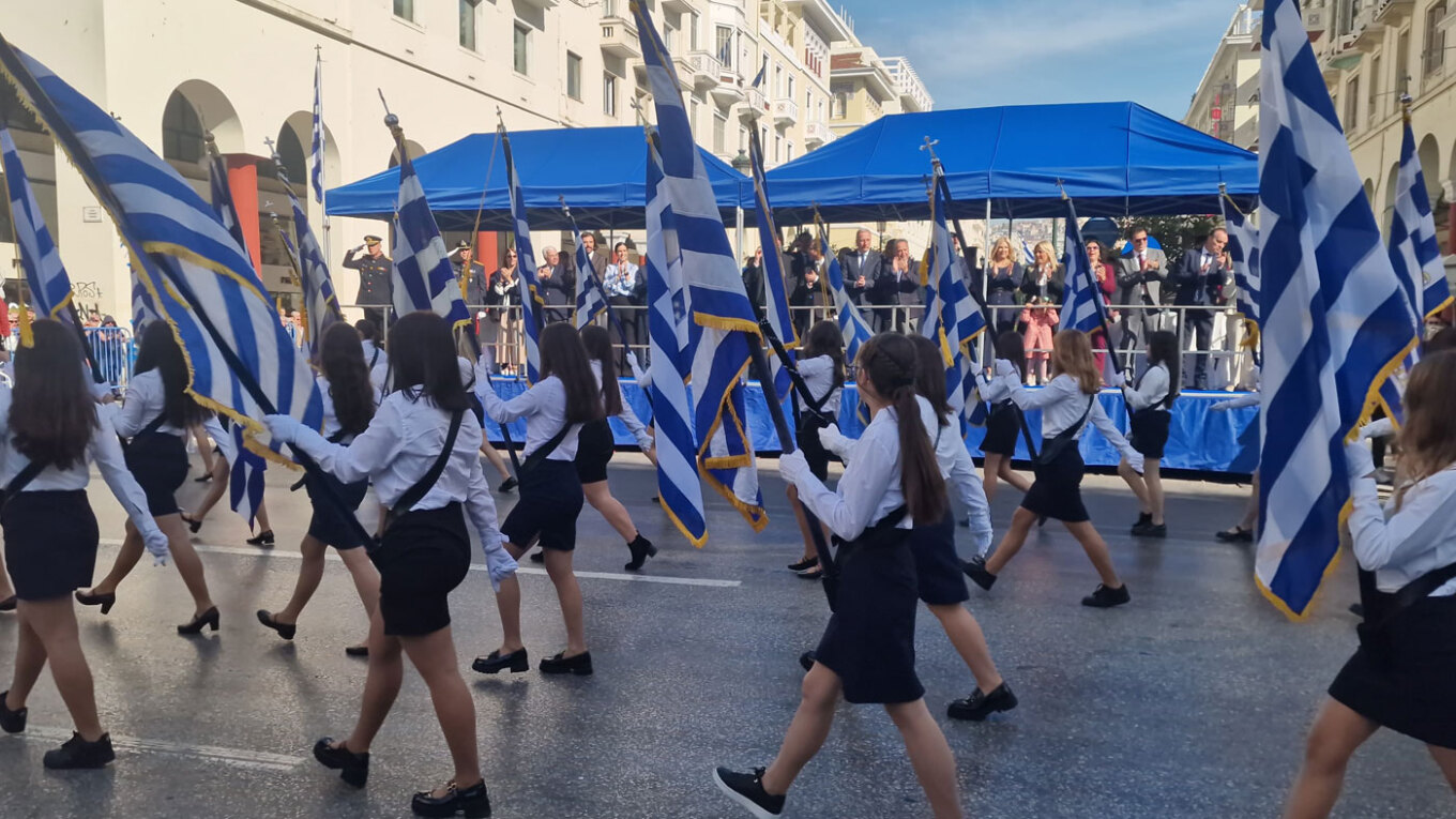 Σε εξέλιξη η μαθητική παρέλαση στη Θεσσαλονίκη