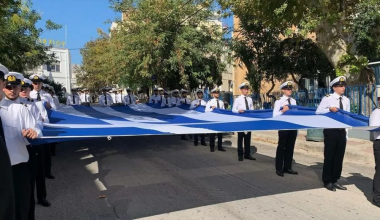 Χίος: Υψώθηκε στο λιμάνι του νησιού για την 28η Οκτωβρίου η μεγαλύτερη ελληνική σημαία (βίντεο)