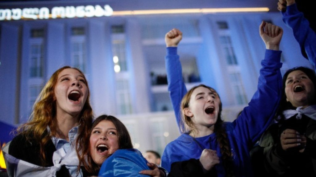 Γεωργία: Χιλιάδες φιλοδυτικοί διαμαρτύρονται για το αποτέλεσμα των εκλογών μπροστά από την έδρα του κοινοβουλίου στο Τμπιλίσι (φωτο)