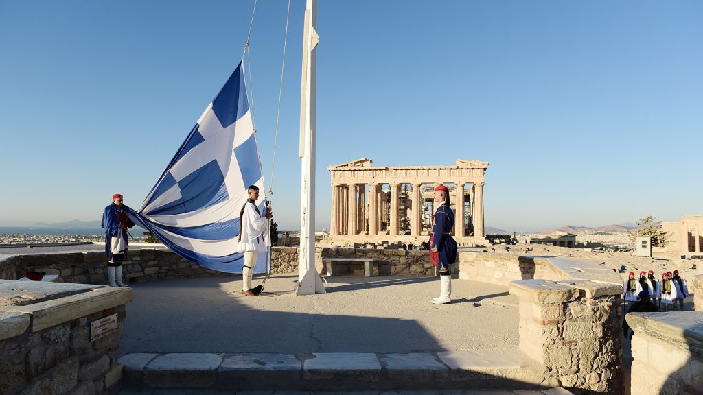 28η Οκτωβρίου: Εντυπωσιακές εικόνες από την έπαρση της σημαίας στον Ιερό Βράχο της Ακρόπολης (φωτο)