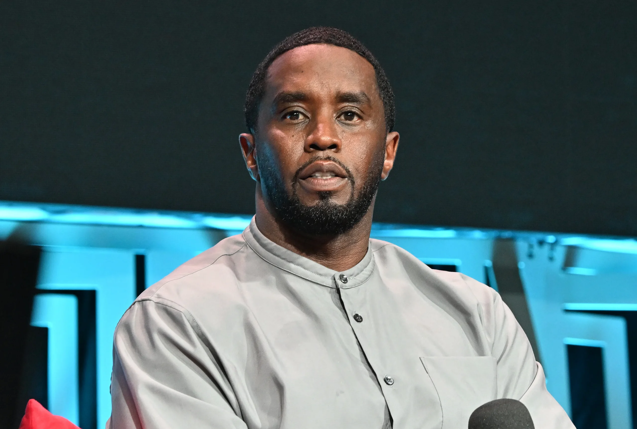 Diddy: Νέες εικόνες από τα «λευκά πάρτι» – Χόρευαν γυμνοί και τους έλουζαν με σαμπάνια