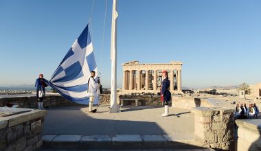 28η Οκτωβρίου: Εντυπωσιακές εικόνες από την έπαρση της σημαίας στον Ιερό Βράχο της Ακρόπολης (φωτο)