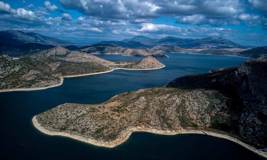 Βοιωτία: Νησάκι της λίμνης Υλίκης είναι πλέον προσβάσιμο με… αυτοκίνητο εξαιτίας της λειψυδρίας (βίντεο)