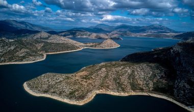 Βοιωτία: Νησάκι της λίμνης Υλίκης είναι πλέον προσβάσιμο με… αυτοκίνητο εξαιτίας της λειψυδρίας (βίντεο)