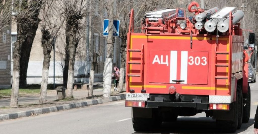 Μόσχα: Σωλήνας έσπασε και εκτόξευσε «σιντριβάνι» αποβλήτων ύψους όσο ένα 10όροφο κτίριο (βίντεο)