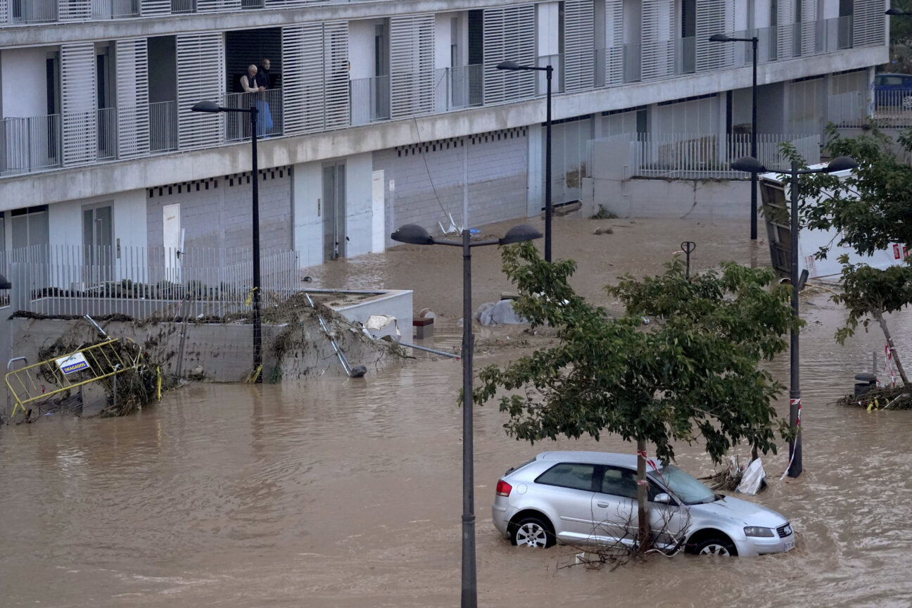 Βαλένθια: Βίντεο ντοκουμέντο με την παράσυρση γέφυρας στην Picana από τα ορμητικά νερά