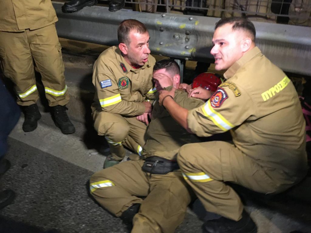 Τα ΜΑΤ τραυμάτισαν εποχικό πυροσβέστη στο Πολιτικής Προστασίας – Τον παρέλαβε το ΕΚΑΒ