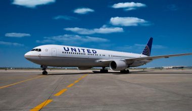 Αναστάτωση σε πτήση της United Airlines: Άνδρας κατηγορείται για ξυλοδαρμό συνεπιβάτη του