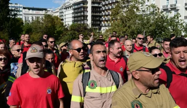 Συγκέντρωση εποχικών πυροσβεστών στη Βουλή – Καταγγέλλουν την επίθεση που δέχθηκαν από τα ΜΑΤ