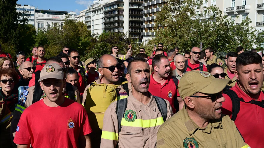 Συγκέντρωση εποχικών πυροσβεστών στη Βουλή – Καταγγέλλουν την επίθεση που δέχθηκαν από τα ΜΑΤ