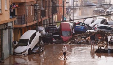 Πλημμύρες στην Ισπανία: Αυτοσχέδιο νεκροτομείο στήθηκε στα προάστια της Βαλένθια