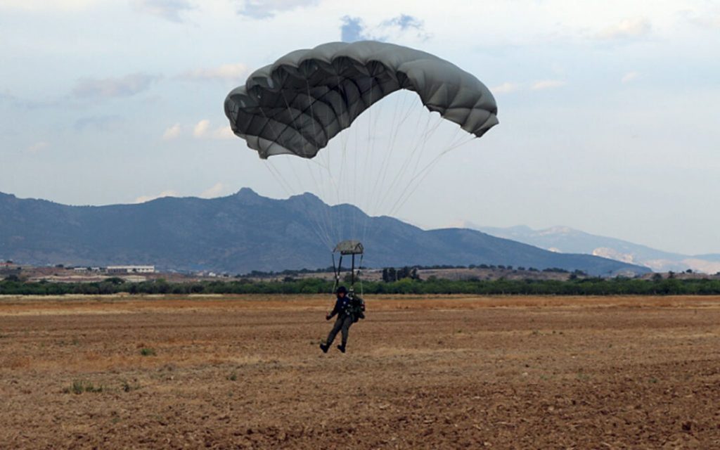 Πρέβεζα: Ανώμαλη προσγείωση για αλεξιπτωτιστή – Εγκλωβίστηκε σε κλαδιά δέντρου ύψους 7 μέτρων