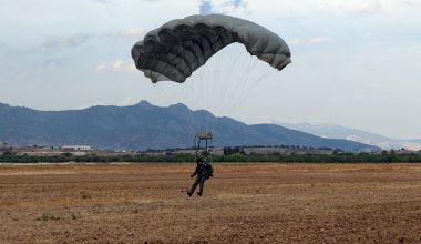 Πρέβεζα: Ανώμαλη προσγείωση για αλεξιπτωτιστή – Εγκλωβίστηκε σε κλαδιά δέντρου ύψους 7 μέτρων