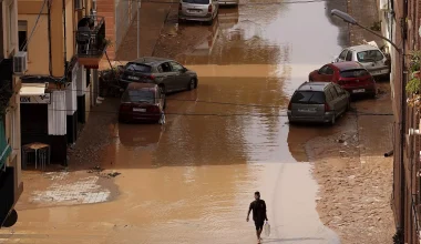 Πλημμύρες στην Ισπανία: Έρευνες μέσα στη λάσπη για 2.000 αγνοούμενους και λεηλασίες