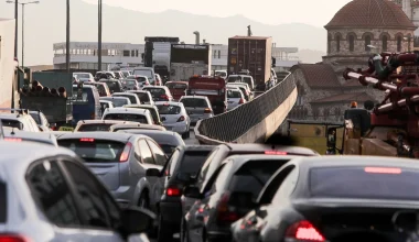 Στις φλόγες τυλίχθηκε αυτοκίνητο στην κάθοδο του Κηφισού – Καθυστερήσεις στο σημείο