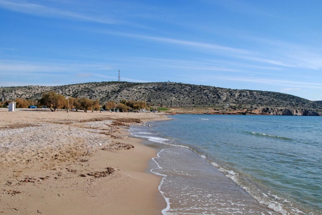 Βάρκιζα Αττικής: Γυναίκα πήγε για κολύμπι σε παραλία της περιοχής και βρήκε ένα πιστόλι!