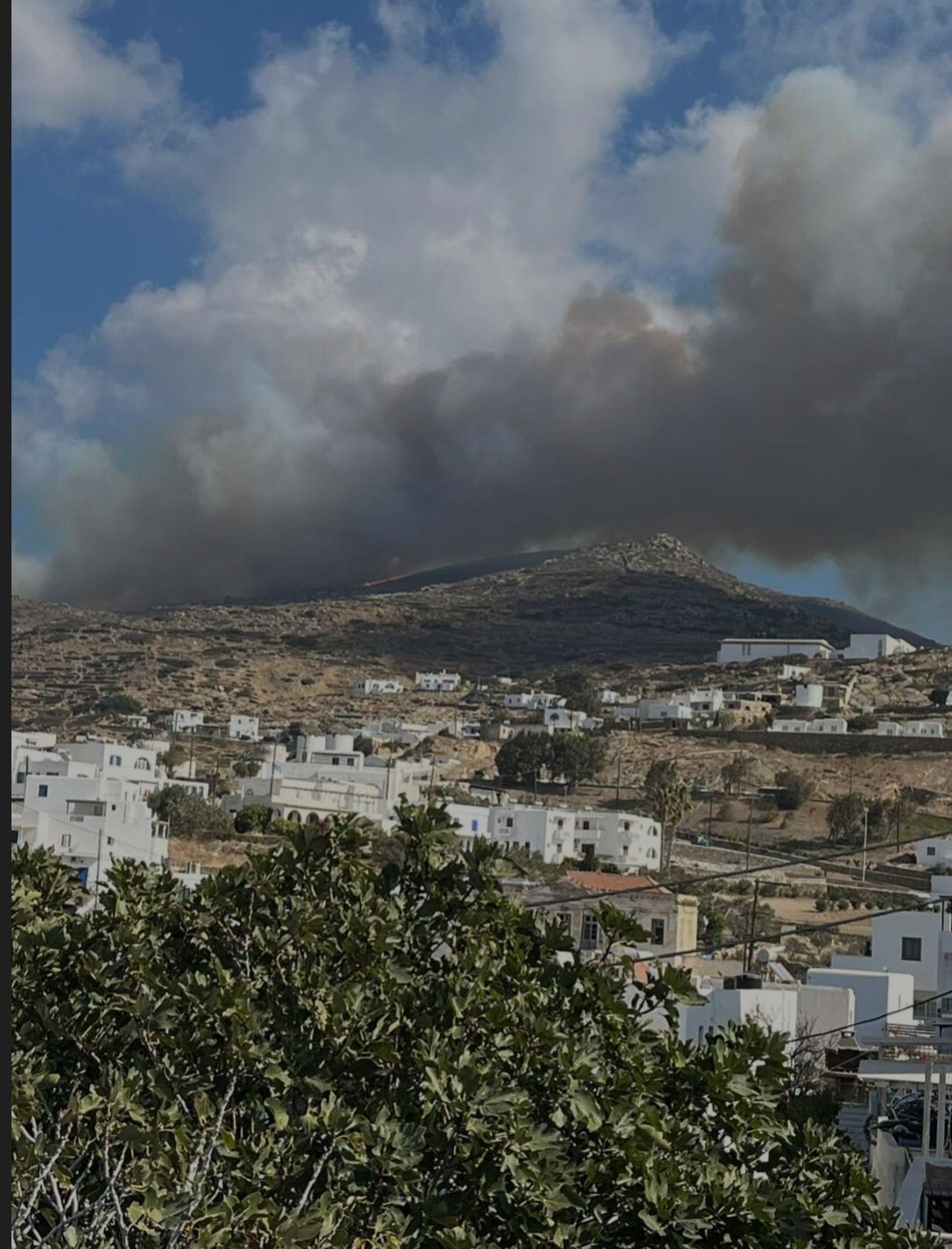 Ίος: Μεταφέρονται πυροσβεστικές δυνάμεις από την Πάρο – Μαίνεται η πυρκαγιά